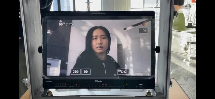 拍摄监视器中的导演现场